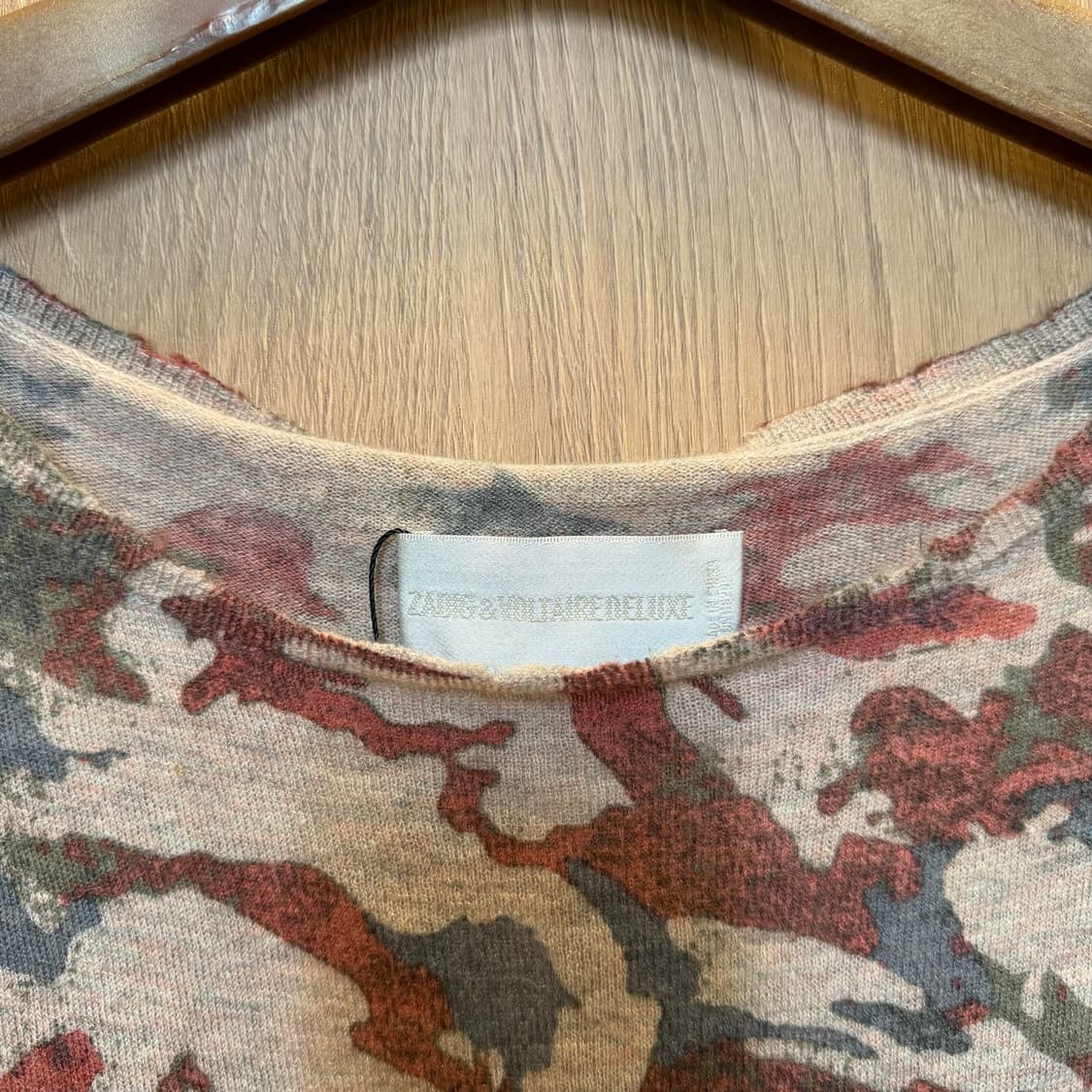 쟈딕 앤 볼테르 캐시미어 슬리브리스 니트 카모플라쥬 프린팅 디테일 베이지 상품이미지9