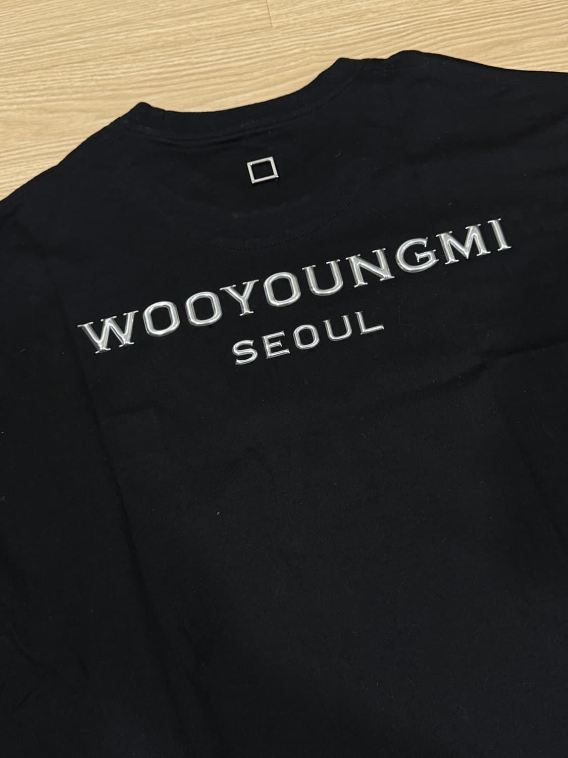[46] 우영미 23FW 서울 엠보 백로고 티셔츠 블랙 상품이미지2