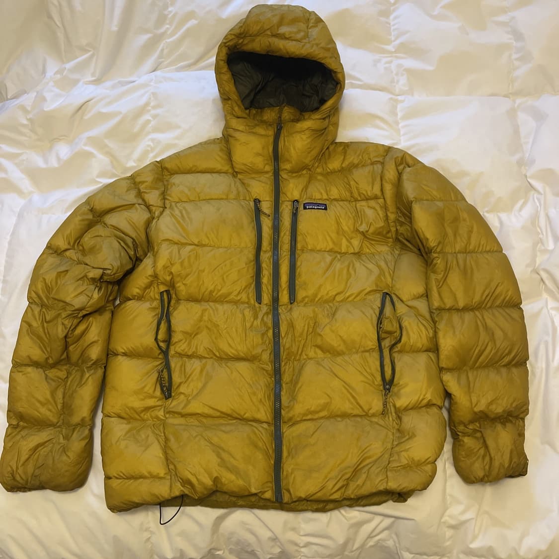 파타고니아 멘즈 피츠 로이 후디 경량패딩 캐빈 골드 상품이미지1