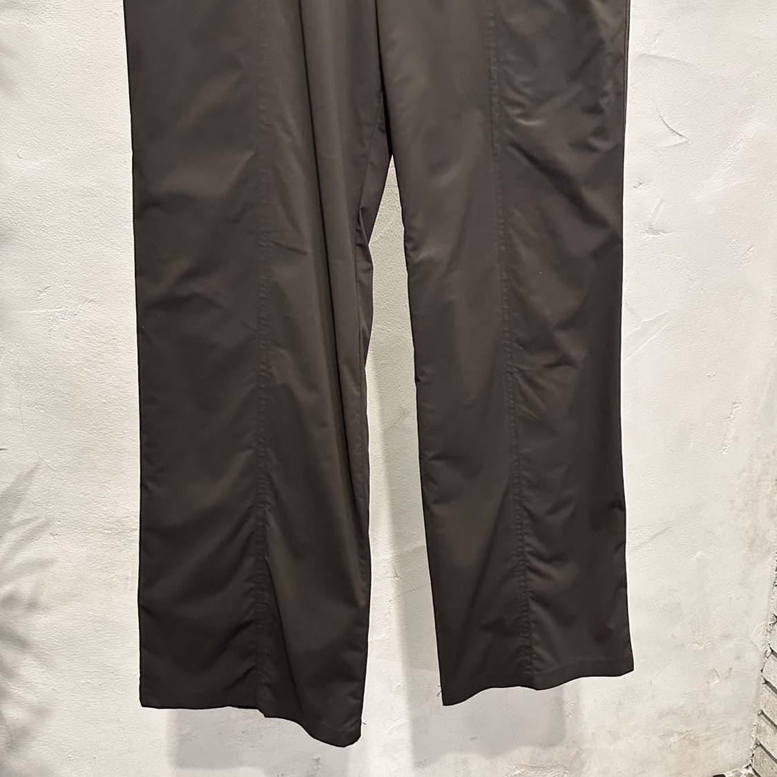 까스텔바작 스포츠 나일론 팬츠 기모안감 백 레터링 디테일 브라운 상품이미지5