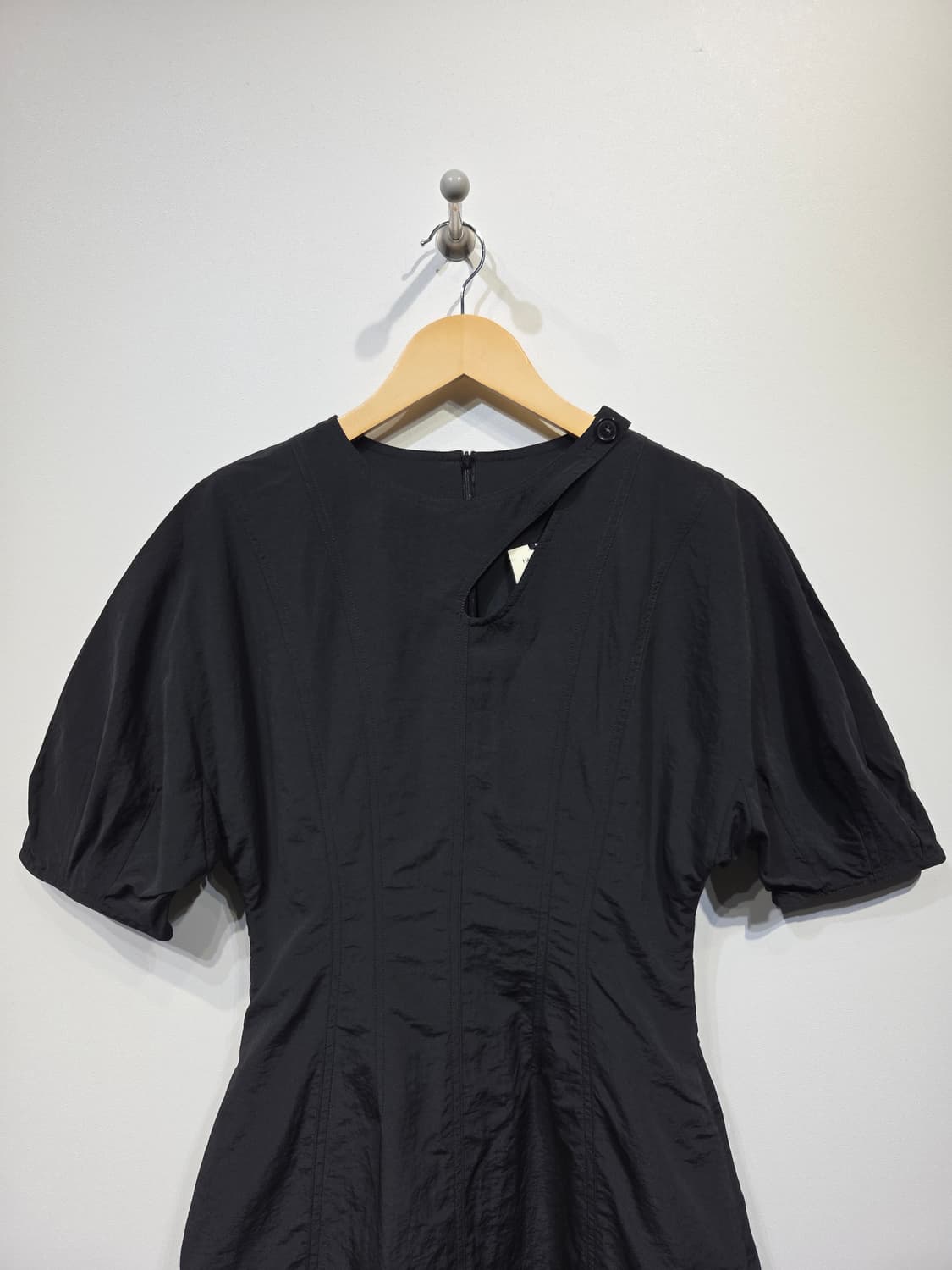 HAE BY HAEKIM 해바이해킴 언밸런스 컷아웃 퍼프 원피스 블랙 상품이미지3