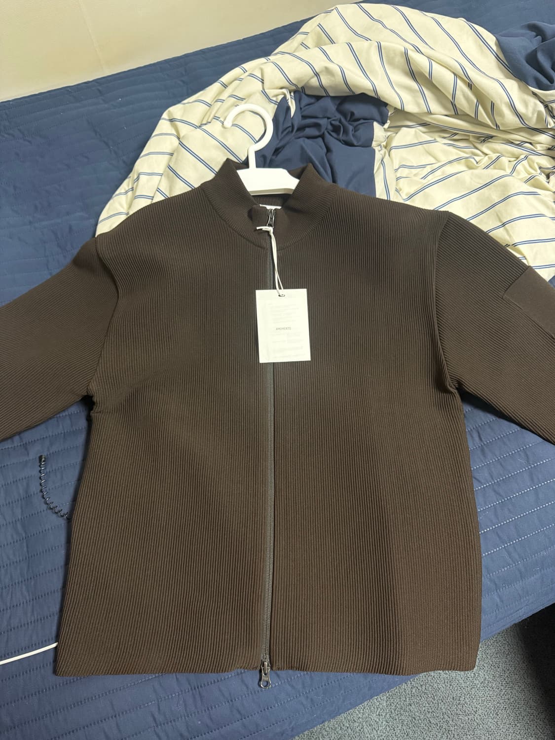 아모멘토 25ss 모크넥 집업 가디건 다크브라운M 상품이미지1