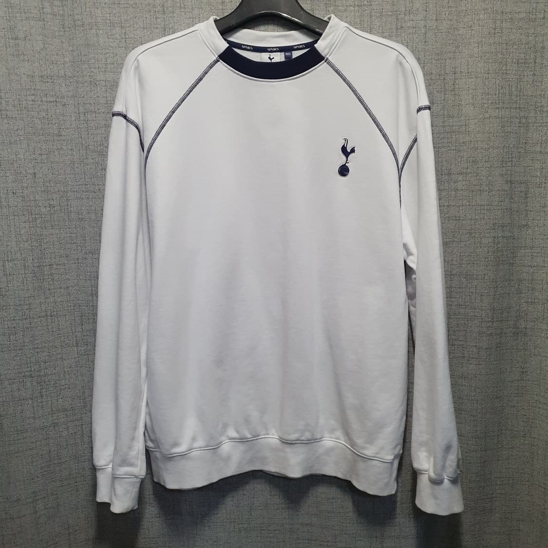 풋볼스탠다드 토트넘 에센셜 코커렐 맨투맨  상품이미지1