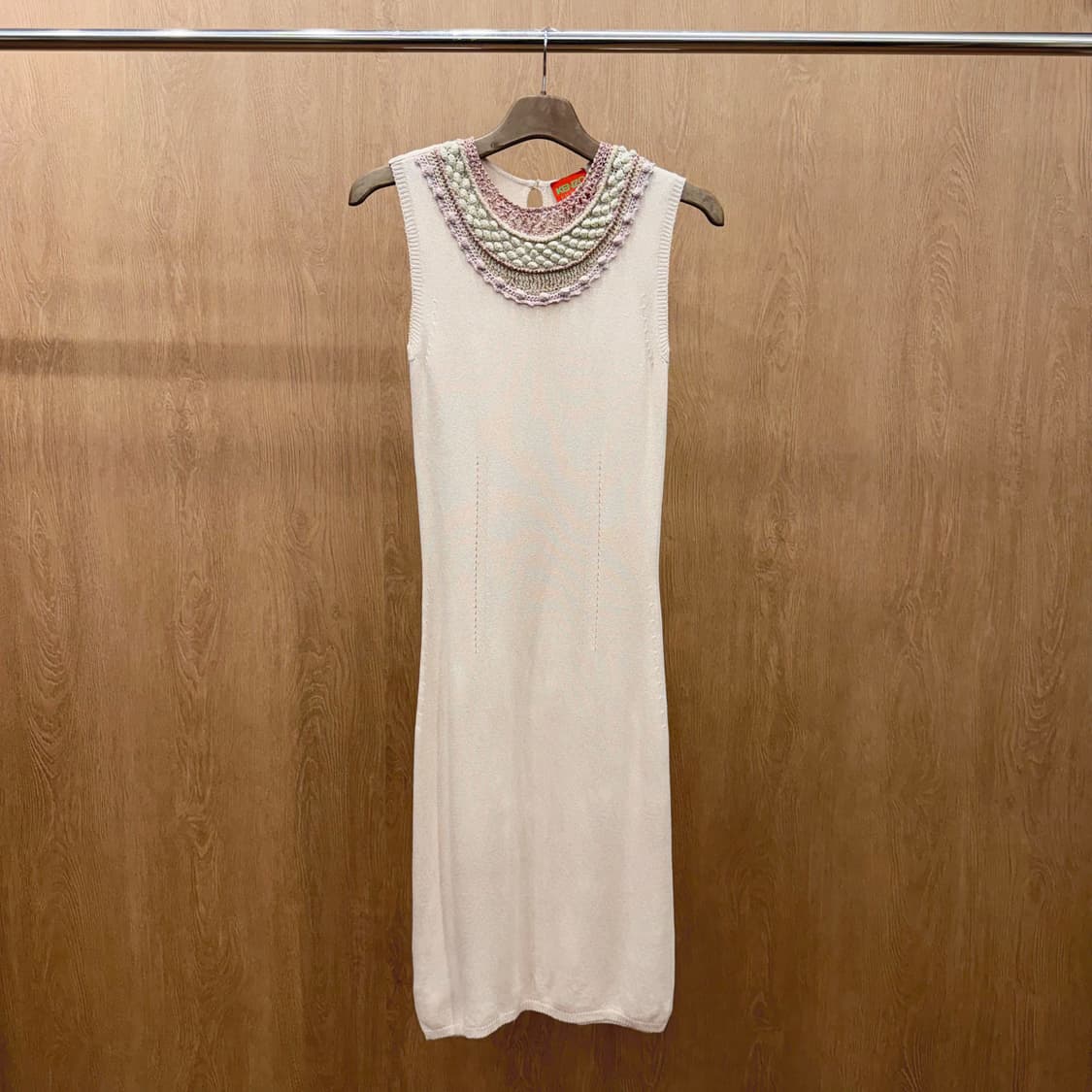 겐조 라운드넥 니트 슬리브리스 원피스 자수 크로셰 키홀 디테일 베이지 상품이미지2