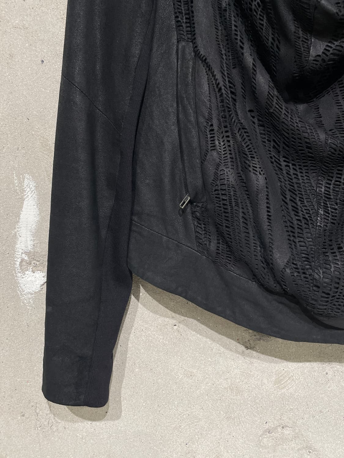 헬무트랭 블랙 드레이프 펀칭 레더 자켓 상품이미지4