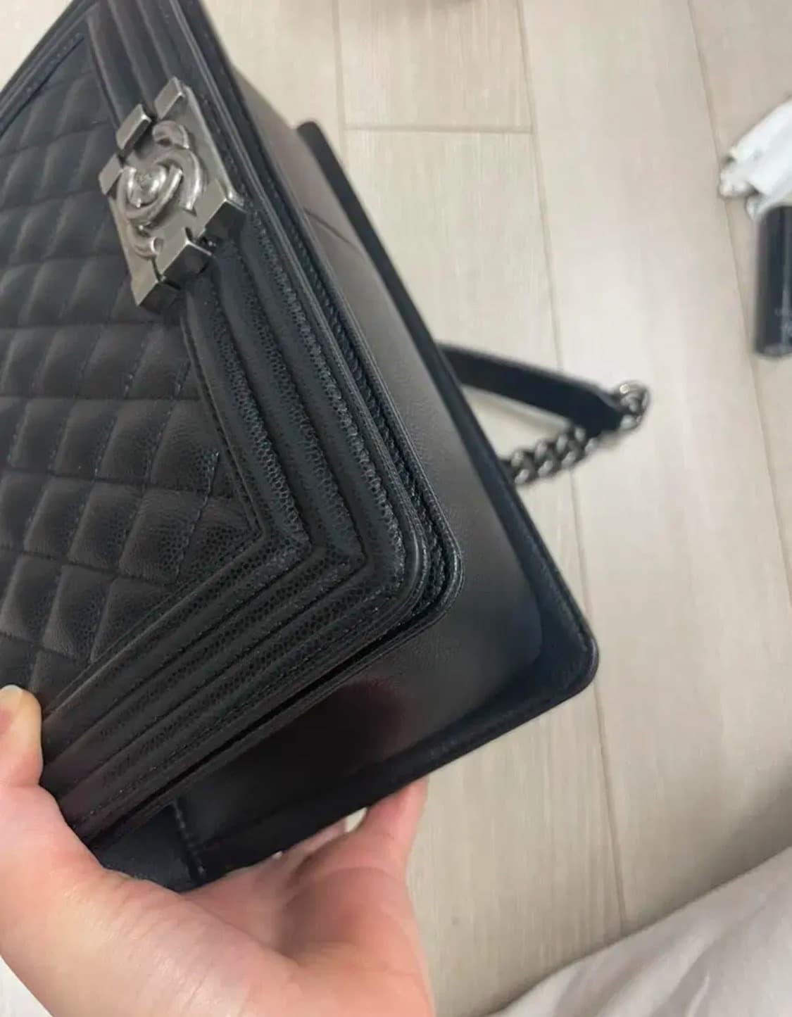 [새 상품급] 샤넬 보이백 캐비어 미디움 블랙은장 상품이미지3