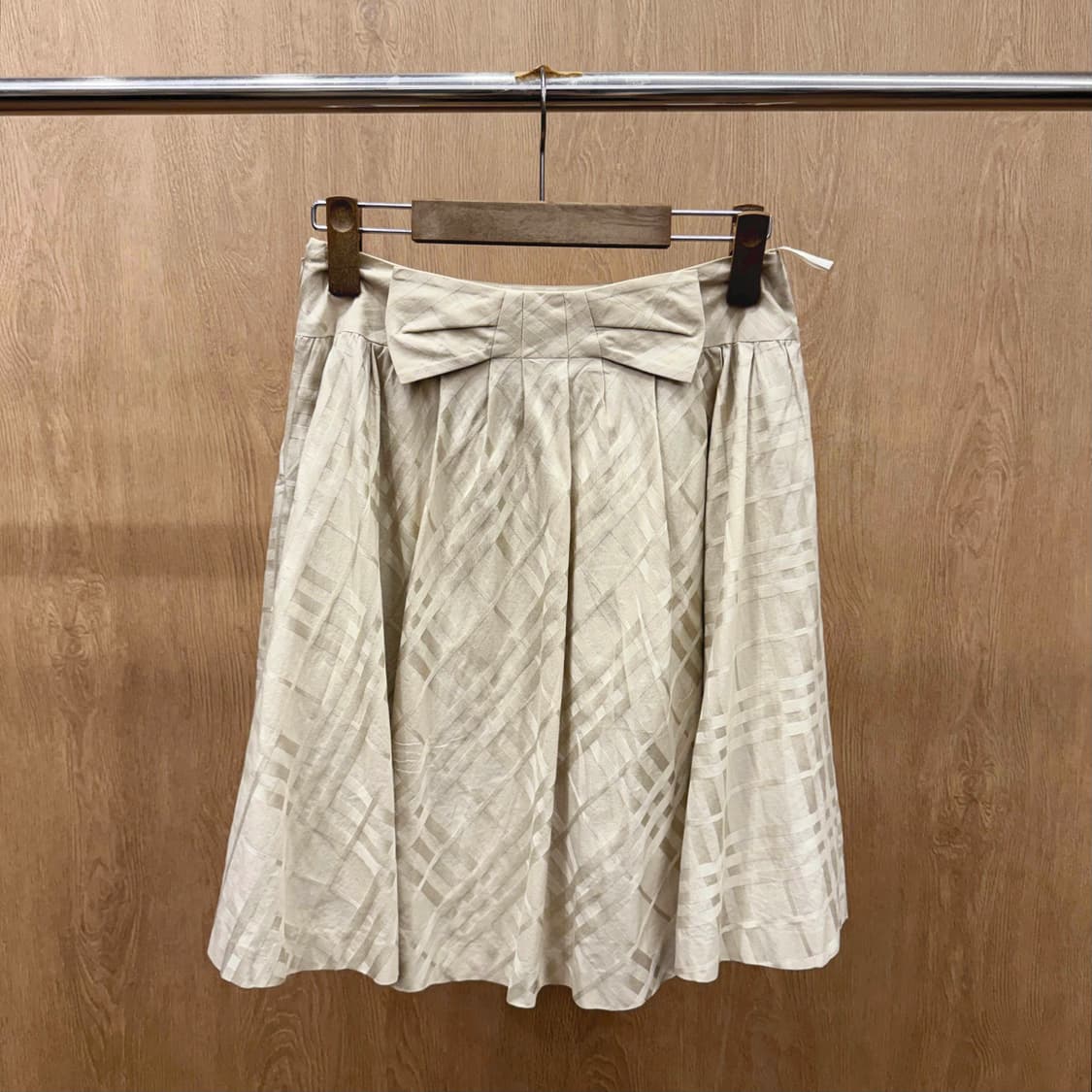 버버리 블루 라벨 체크 자카드 리본 디테일 플레어 스커트 베이지 상품이미지3