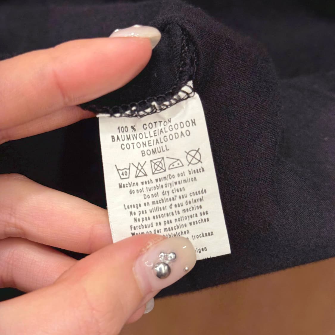 돌체앤가바나 브이넥 반팔 티셔츠 메탈 로고 패치 디테일 블랙 상품이미지8