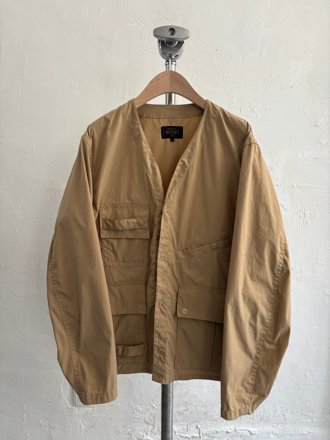 BEAMS+ 빔즈 플러스 베이지 논카라 피싱 자켓 상품이미지6