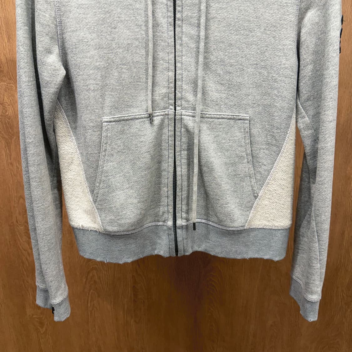 쟈딕 앤 볼테르 후드 집업 자켓 크라운 이니셜 자수 패치 디테일 그레이 상품이미지5