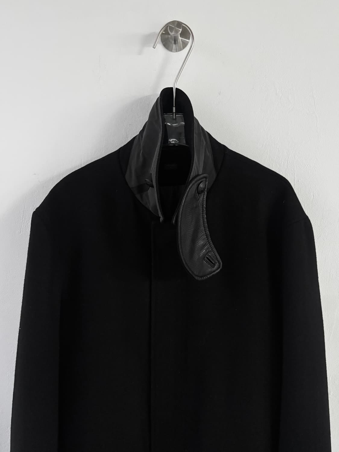 아르마니 익스체인지 하이넥 레더 카라 맥코트 상품이미지3