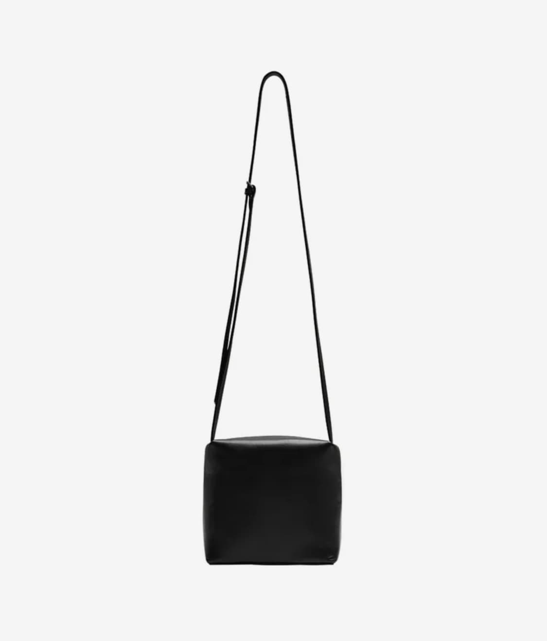 아모멘토 크로스바디 쿠보 백 블랙 cubo bag black 상품이미지1
