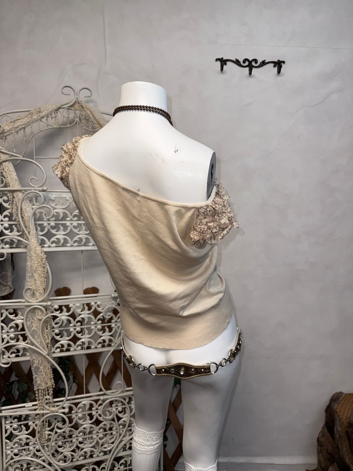 Beige ruffle lace pearl detail half bl 상품이미지2