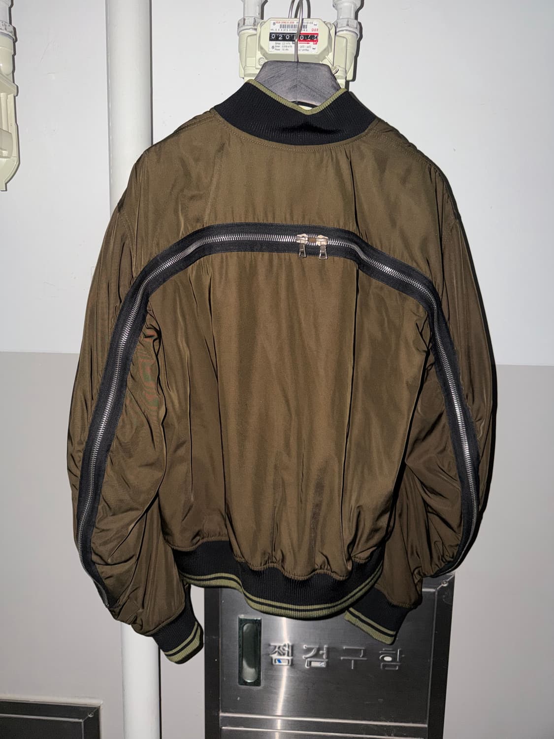 드리스반노튼 백지퍼봄버 카키 s 상품이미지2