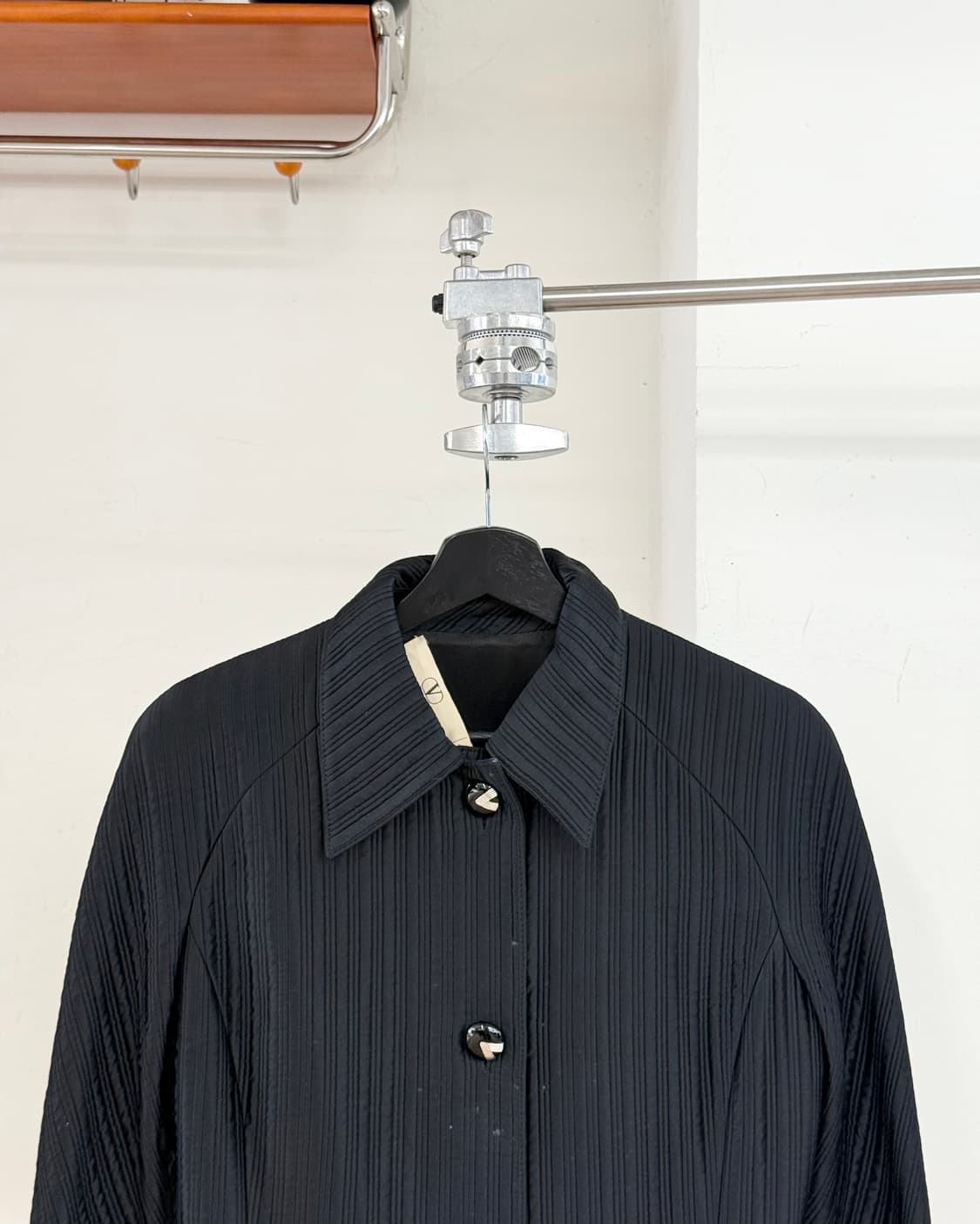  발렌티노 블랙 플리티드 자켓 상품이미지2