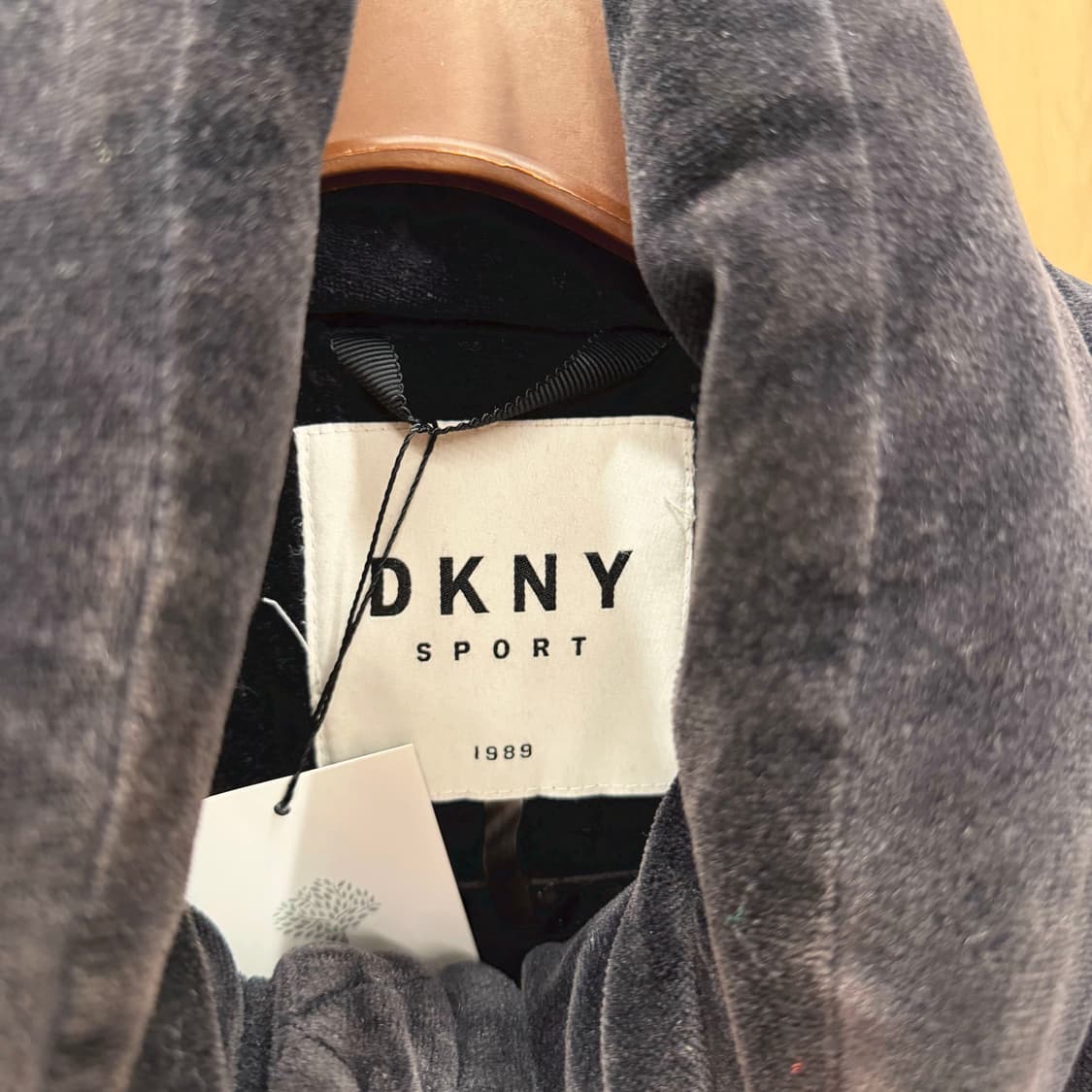 도나카란 뉴욕 스포츠 숏 패딩 점퍼 벨벳 퀄팅 빅 로고 패치 디테일 블랙 상품이미지7