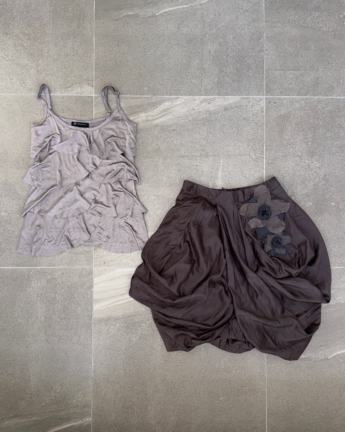 Gray satin ruffle layered sleeveless  상품이미지1