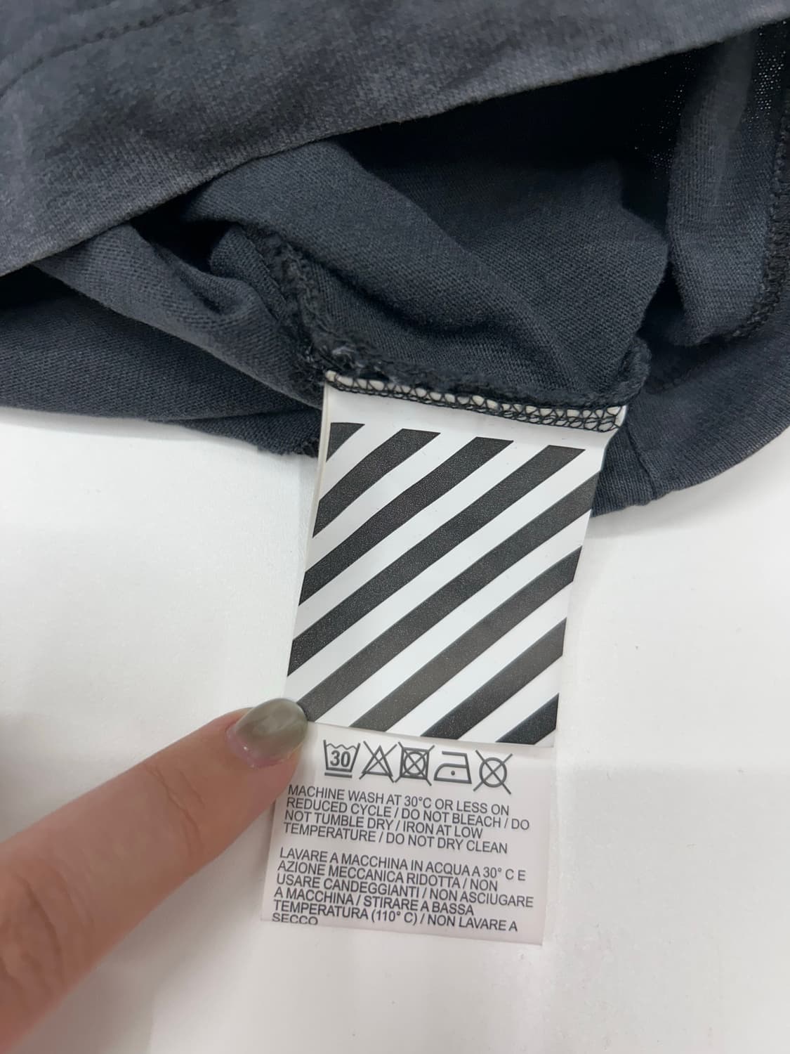 오프화이트 에로우 블랙 워싱 자수티 상품이미지4