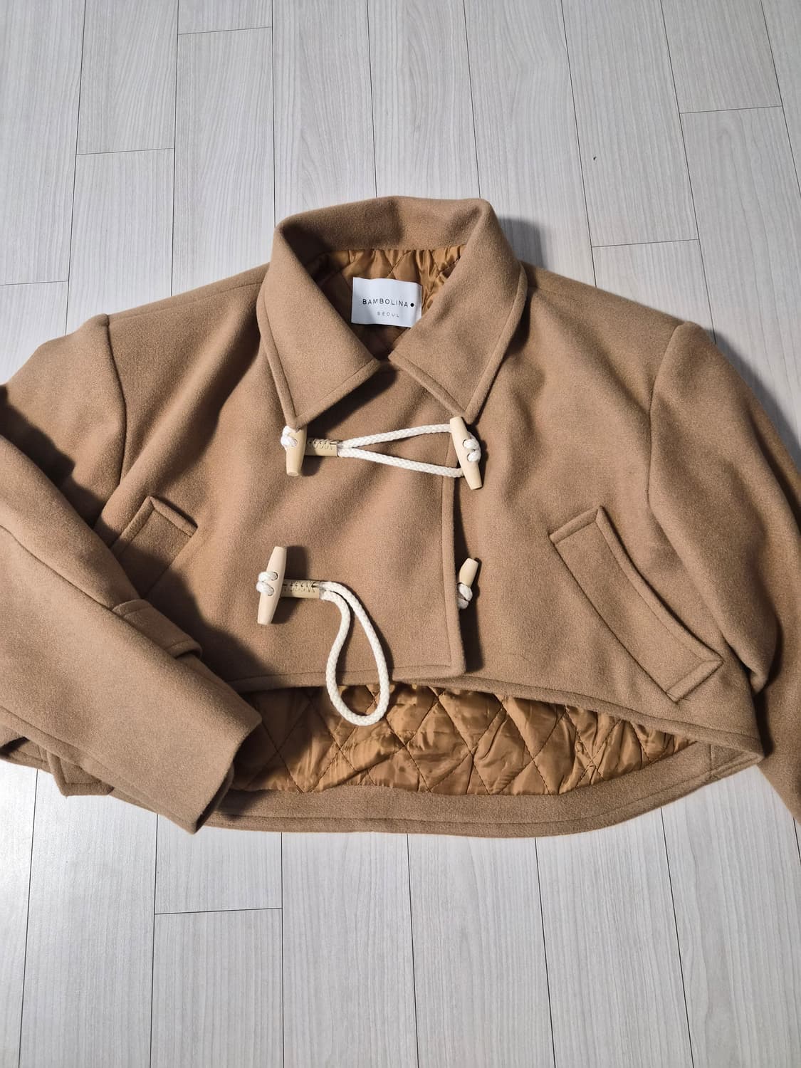 밤볼리나(BAMBOLINA) 크롭 토글 핸드메이드 코트 (카멜/베이지) 상품이미지2