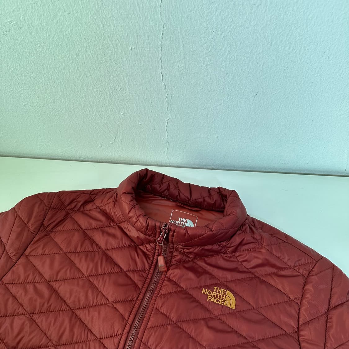 우먼L-XL 노스페이스 딥레드 라인핏 밑단고무줄 기본로고 초경량패딩자켓 상품이미지3