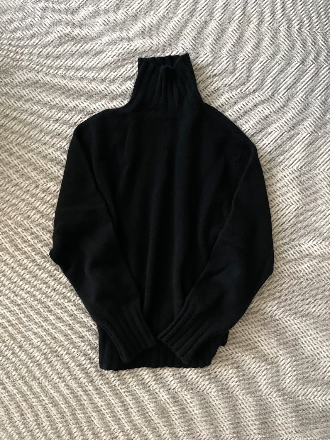 헤릴 herill 레드크로스 캐시미어 터틀넥 블랙 1 상품이미지1