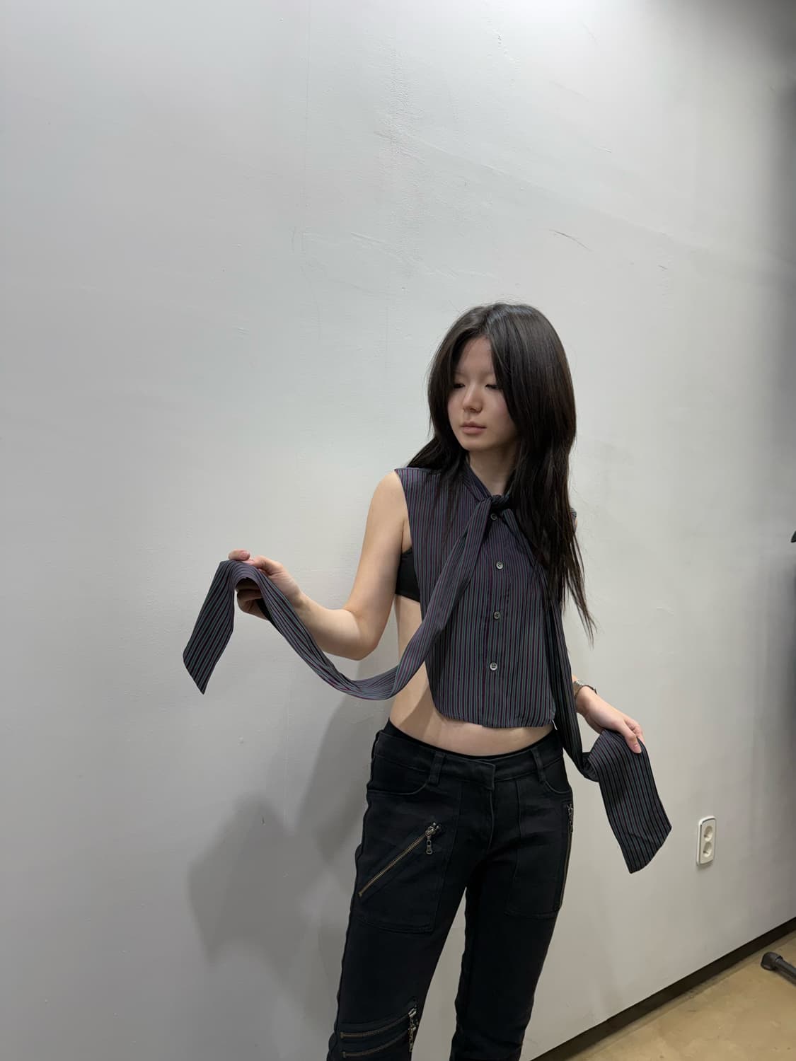 언더커버 수 언더커버 넥 스트랩 디테일 백 오픈 탑 상품이미지2