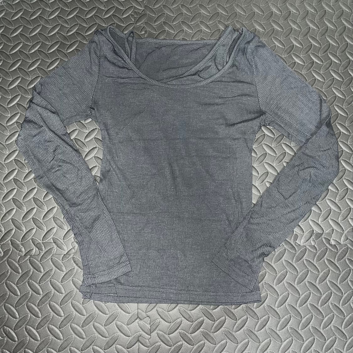 새상품) 오프숄더 슬림핏 긴팔 티셔츠 상품이미지1