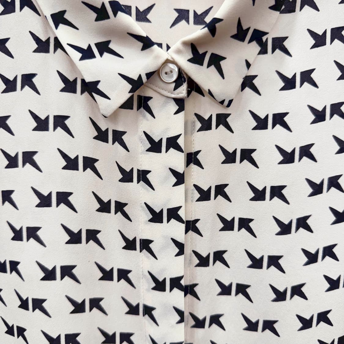 띠어리 실크 셔츠 블랙 패턴 프린트 버튼업 미니멀 아이보리 상품이미지6