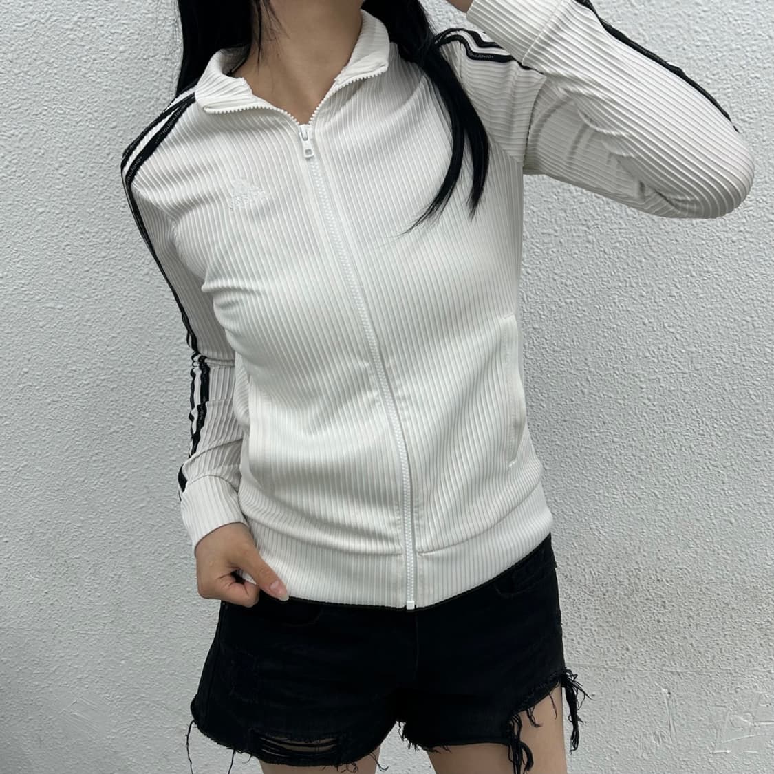 아디다스 블랙라인 화이트 플리츠 트랙탑 XS 상품이미지2