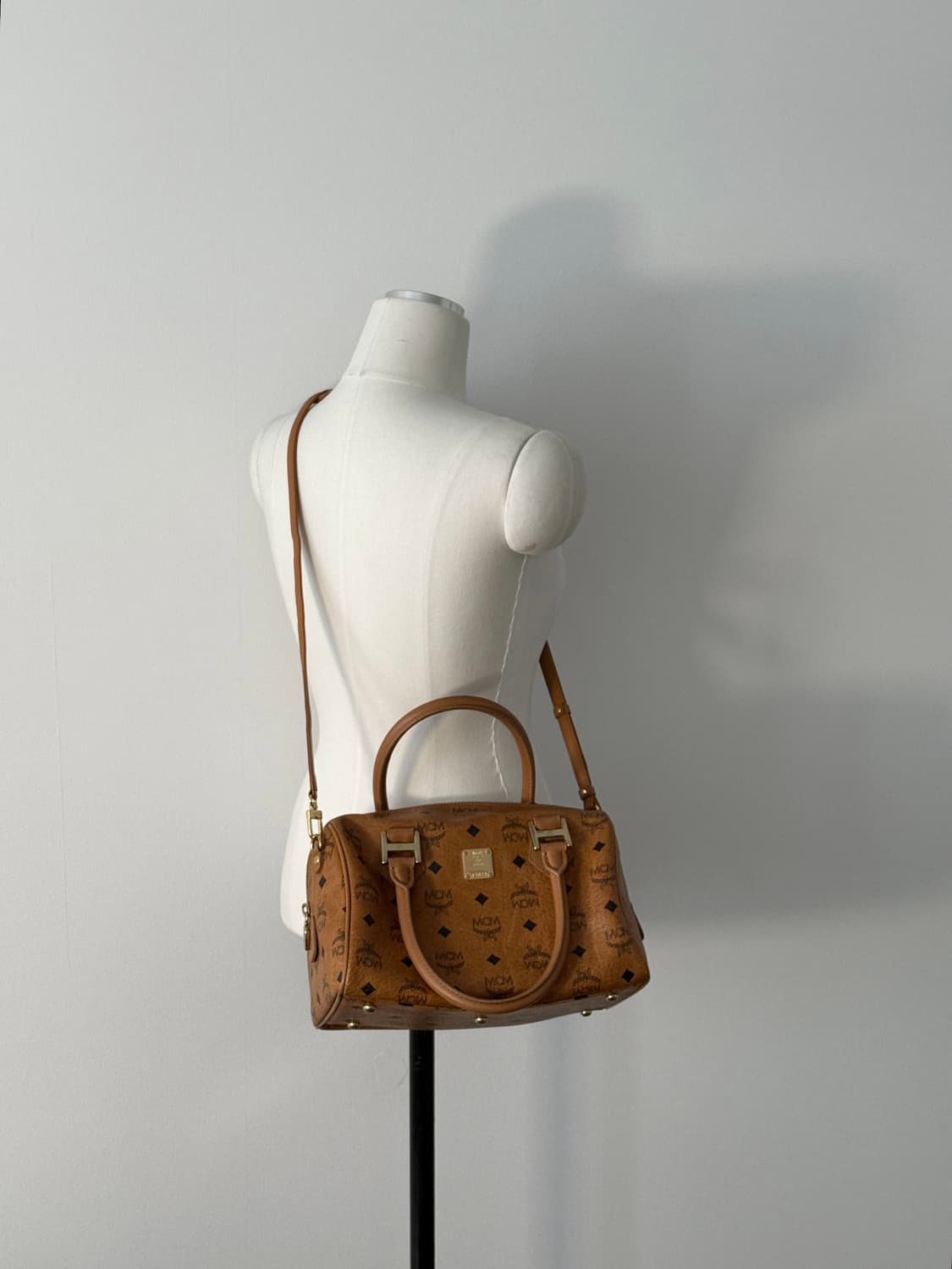 MCM Visetos Boston Bag Cognac 상품이미지3