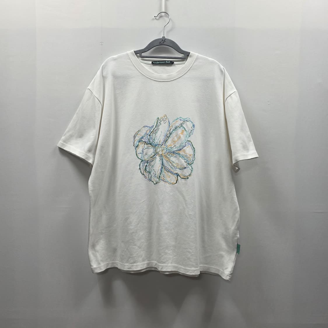 0197 앤더슨벨 반팔티 꽃자수 화이트 L 상품이미지1