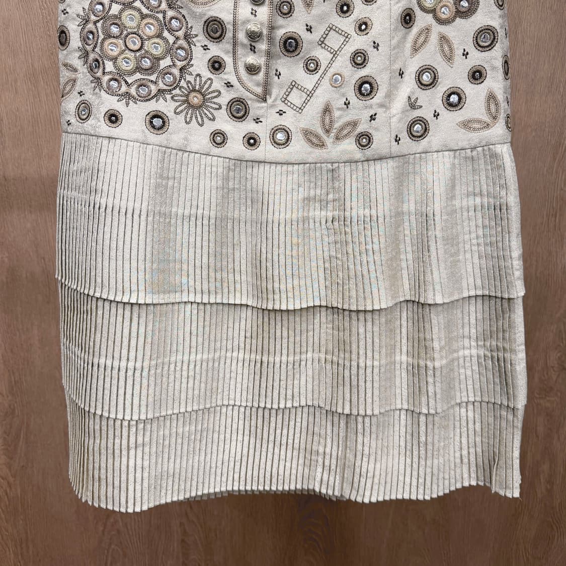 크리스찬 디올 미디 스커트 자수 아트워크 미러 장식 플리츠 디테일 베이지 상품이미지5