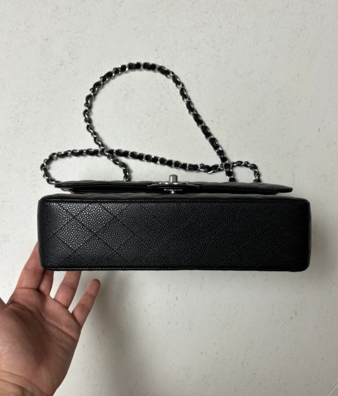 (정품)샤넬 클래식 캐비어 미듐 은장 가방 상품이미지8