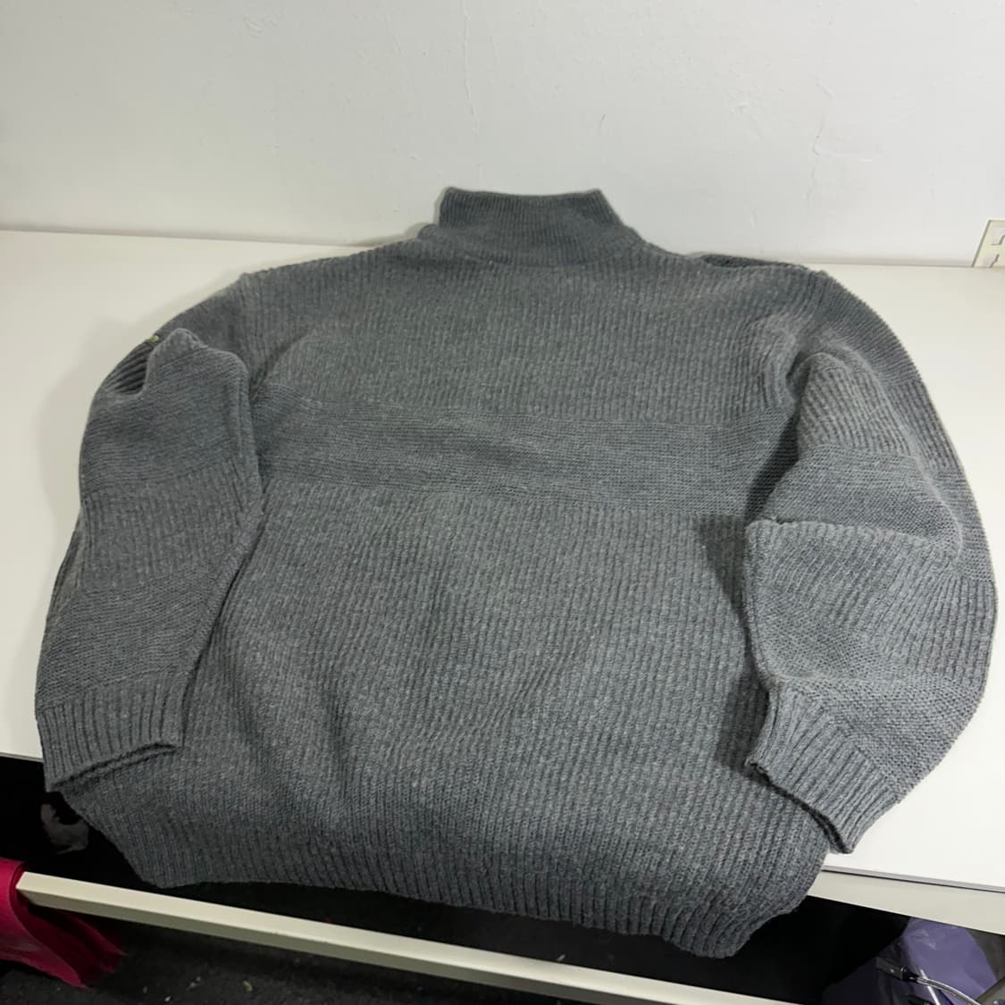 100-105 푸부 FUBU 그레이 어깨절개 자수 터틀넥 니트 상품이미지6