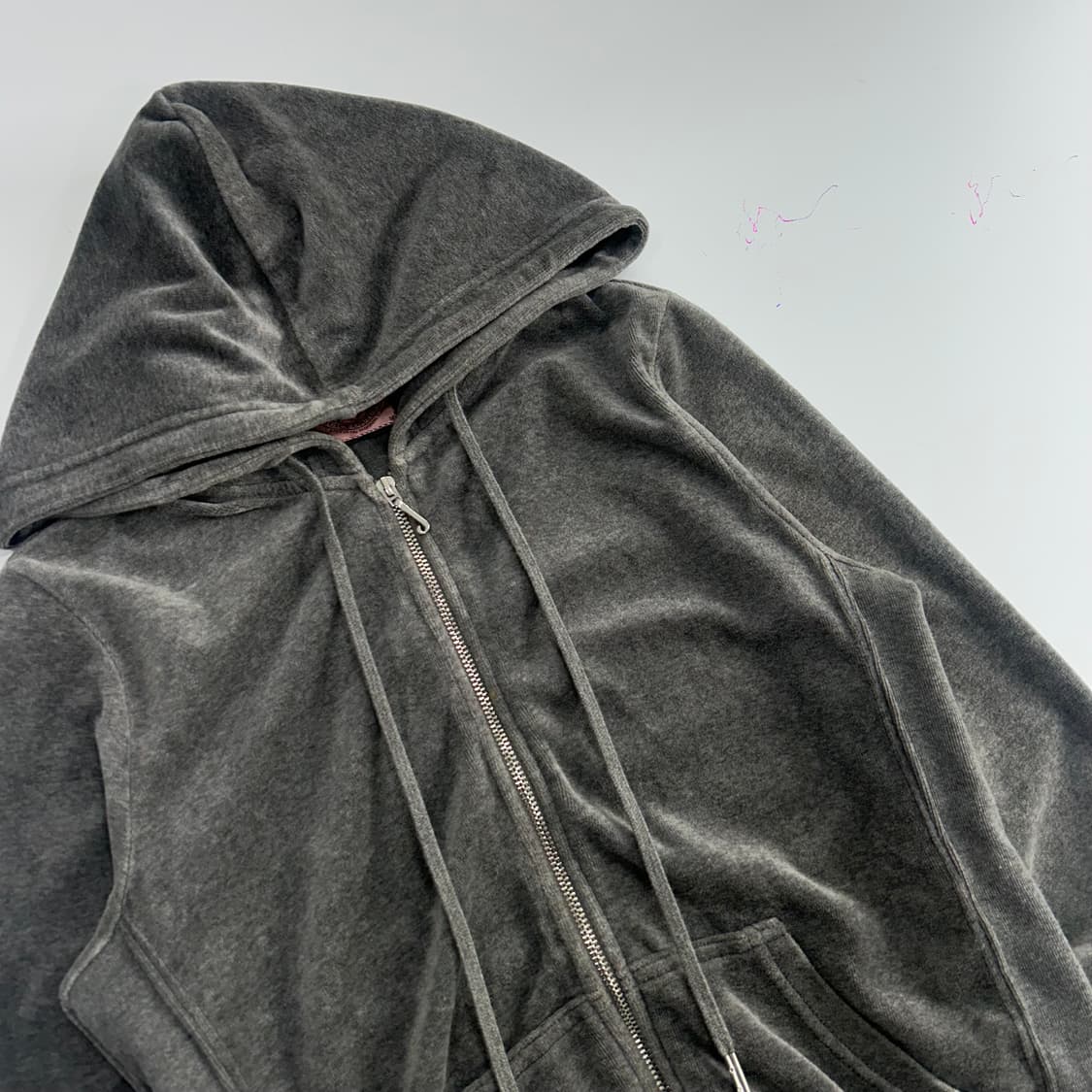 Juicy Coutrue 쥬시꾸뛰르 그레이 벨벳 백포인트 큐빅 후드집업 상품이미지4