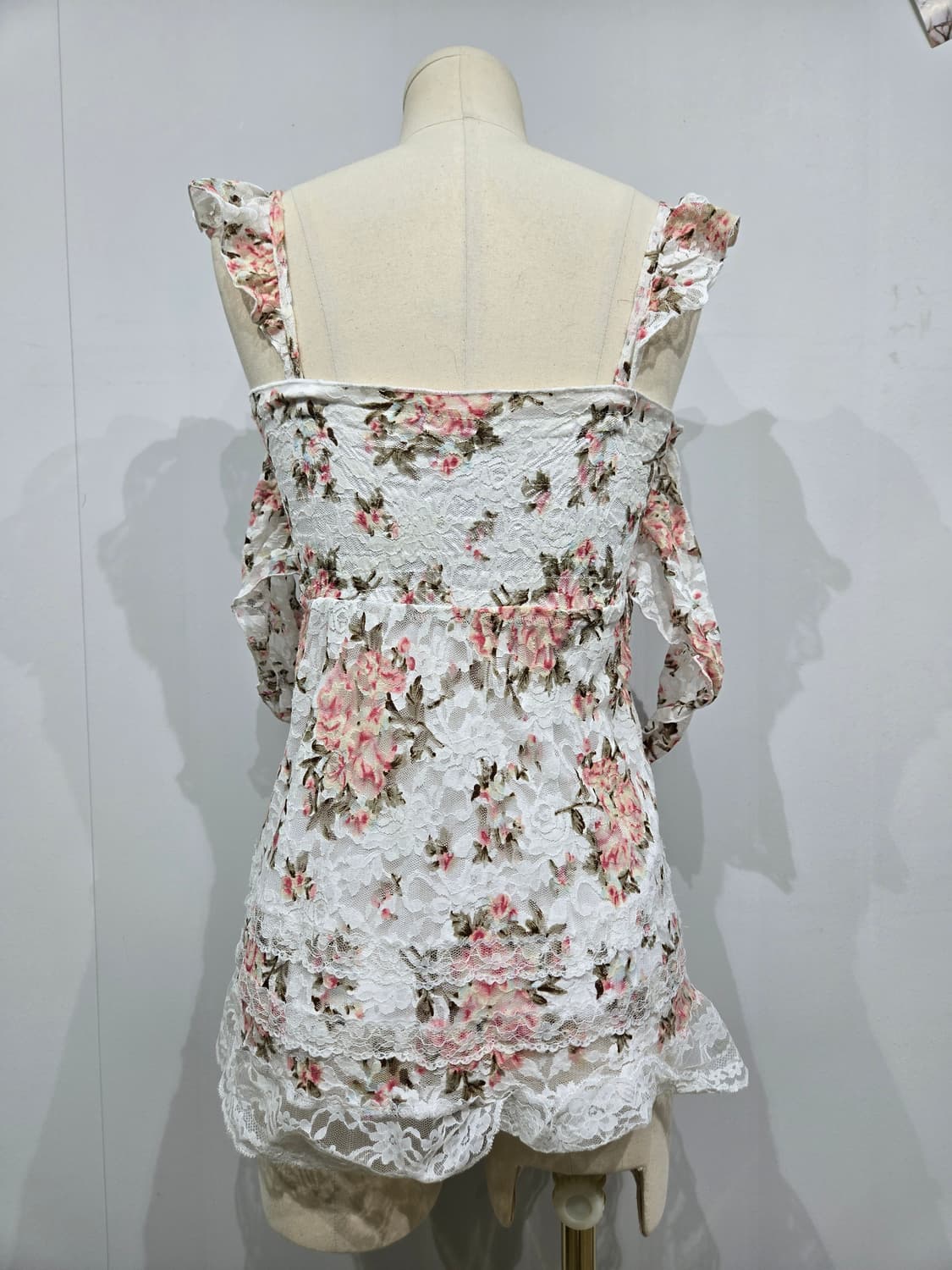 리즈 리사 레이스 플라워 펀칭 블라우스 상품이미지2