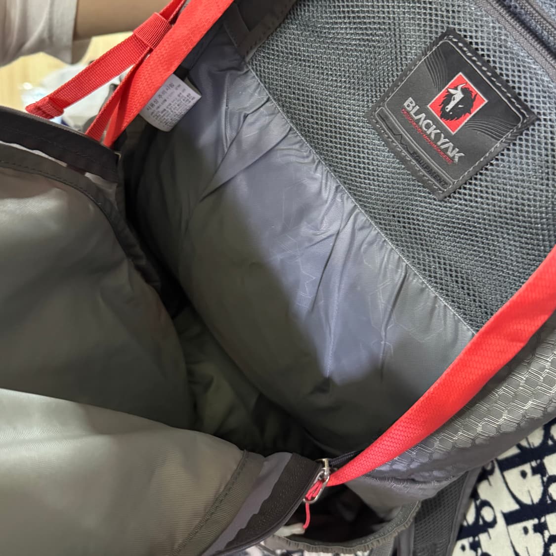 블랙야크 캐치업 28L 등산 배낭 그레이/레드 상품이미지4