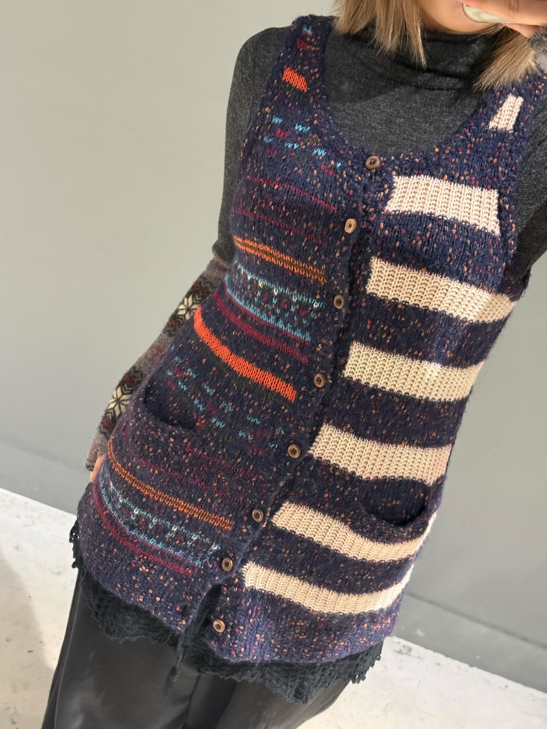half pattern detail button-up knit vest 상품이미지2