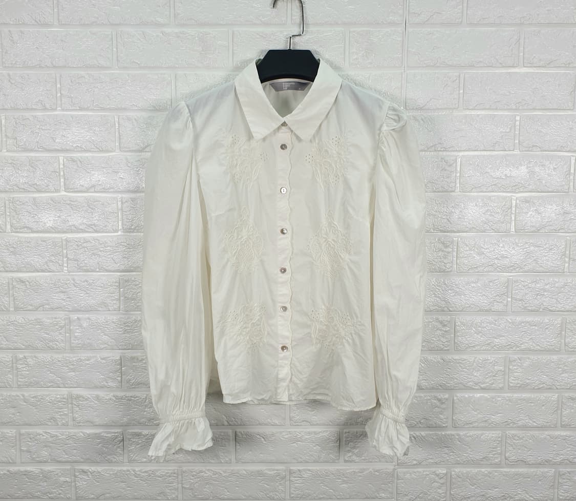 [55]에잇세컨즈 자수 소매퍼프 블라우스 상품이미지2