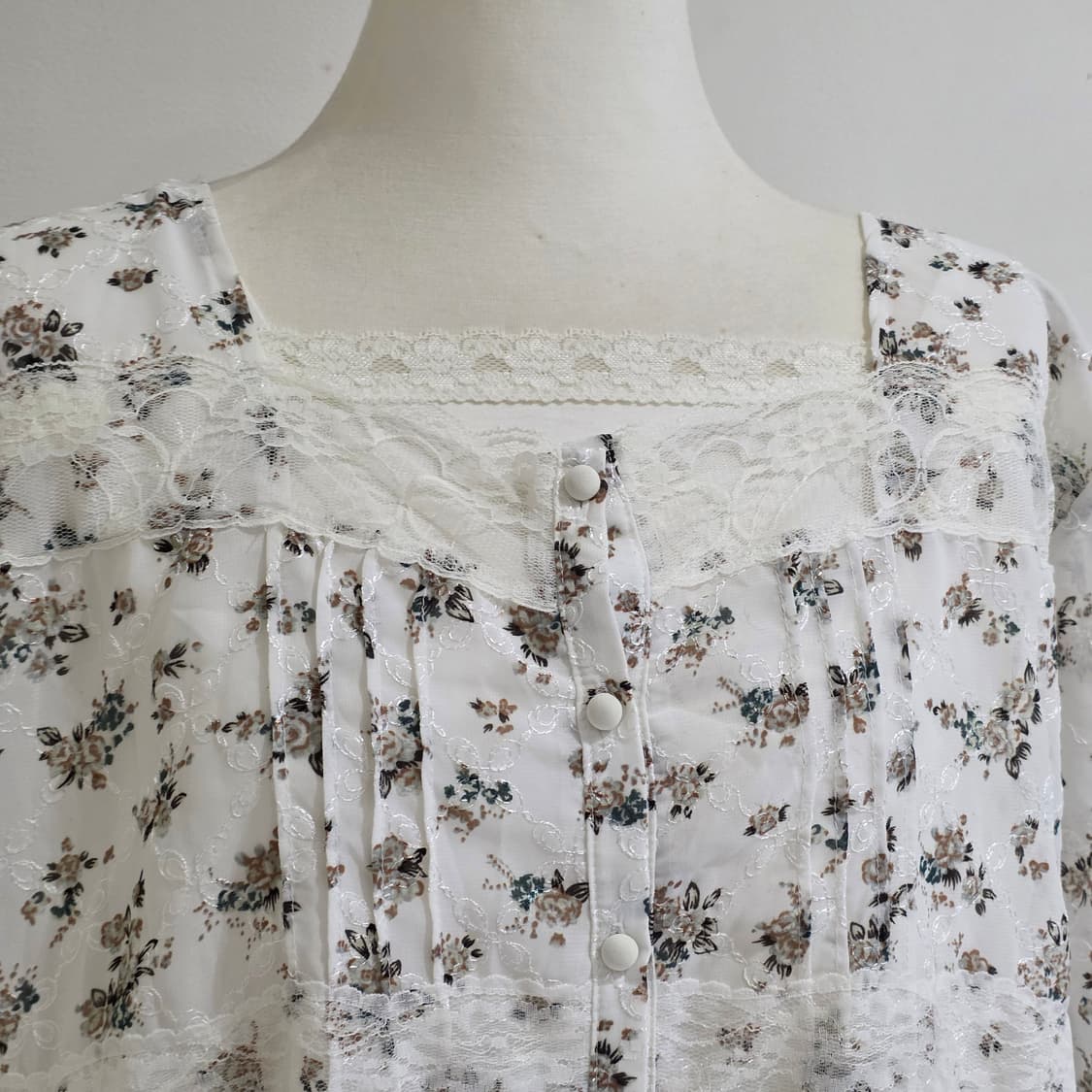 레이어드st 화이트 모리걸 로즈레이스 블라우스 상품이미지2