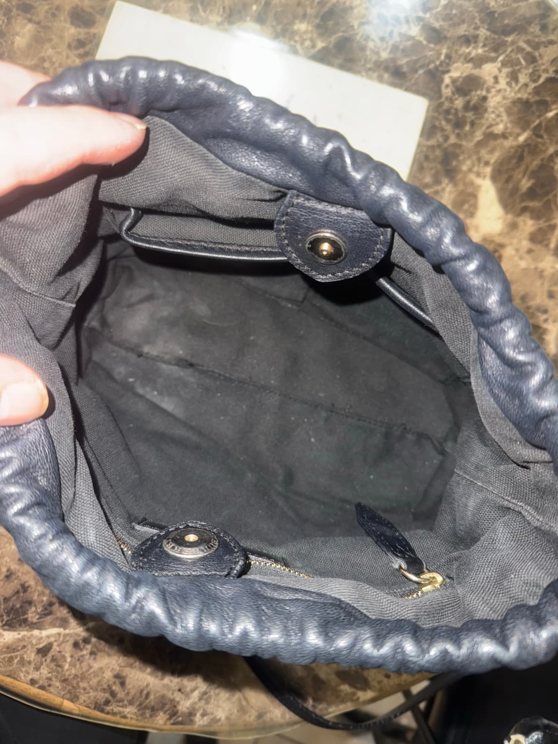 정품 버버리 리틀 크러쉬 버킷 크로스백 팝니다 상품이미지6