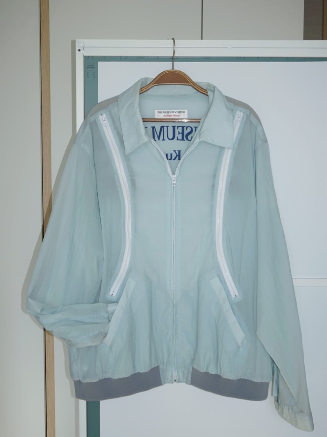 더뮤지엄비지터 바람막이 상품이미지1