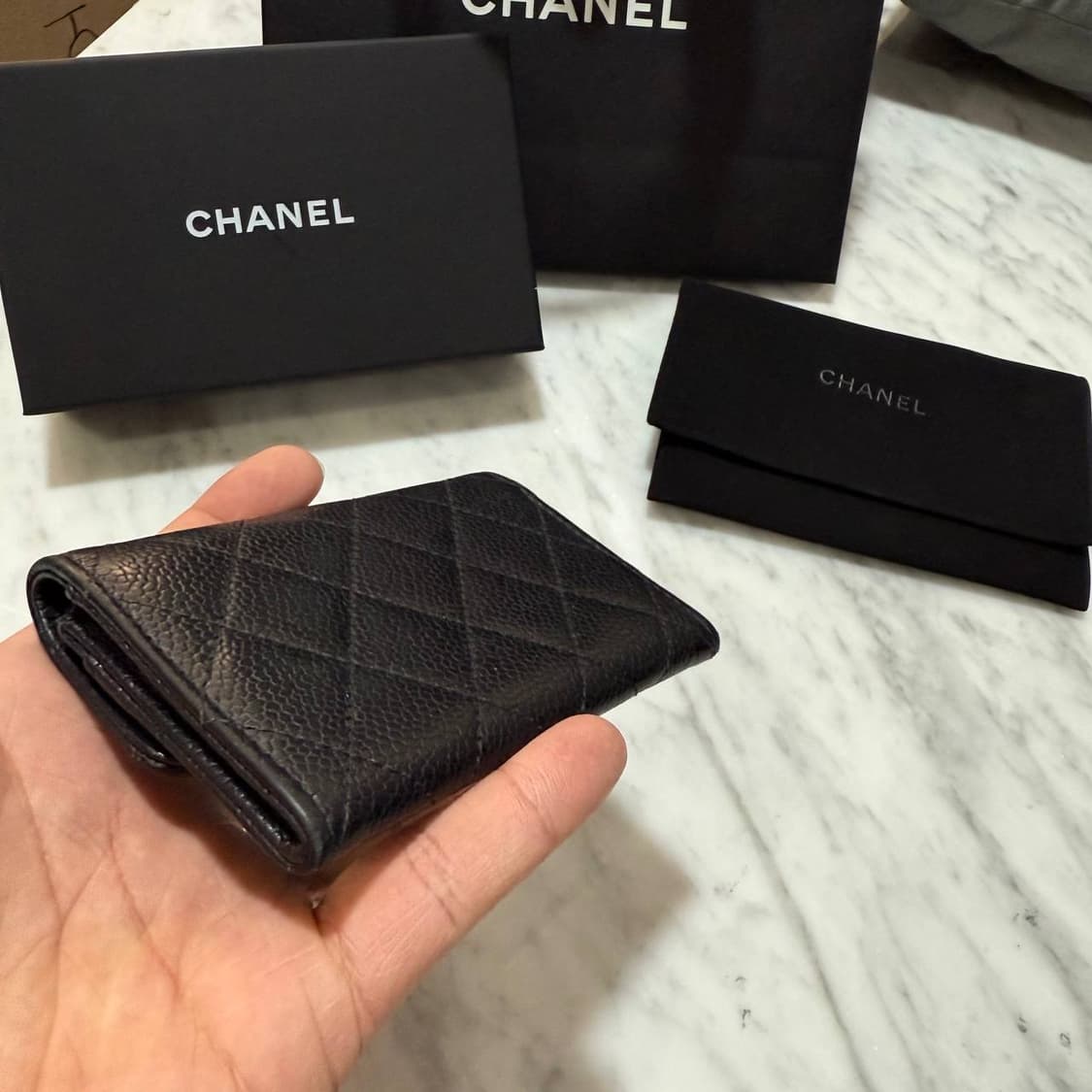 샤넬 똑딱이 클래식 그레인드 카프스킨 실버 메탈 플랩 카드지갑 블랙 상품이미지3