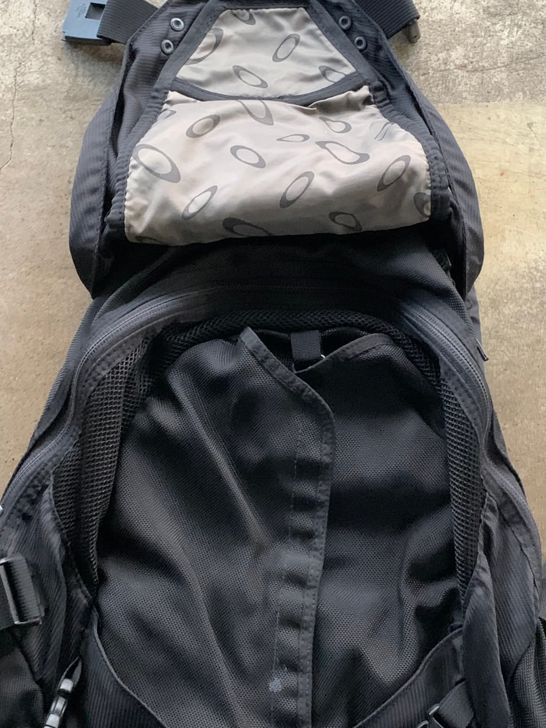 00s 오클리 아이콘 3.0 백팩 블랙 상품이미지3