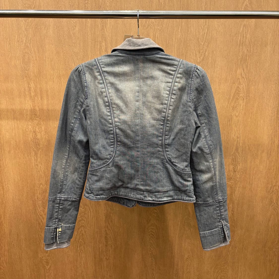 아르마니 익스체인지 데님 자켓 비대칭 절개 스티치 디테일 라이트 그레이 상품이미지3