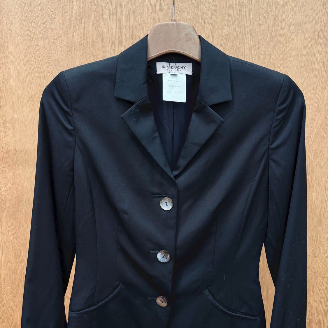 지방시 부티크 블레이저 자켓 싱글 브레스트 플리츠 슬릿 포켓 디테일 블랙 상품이미지4