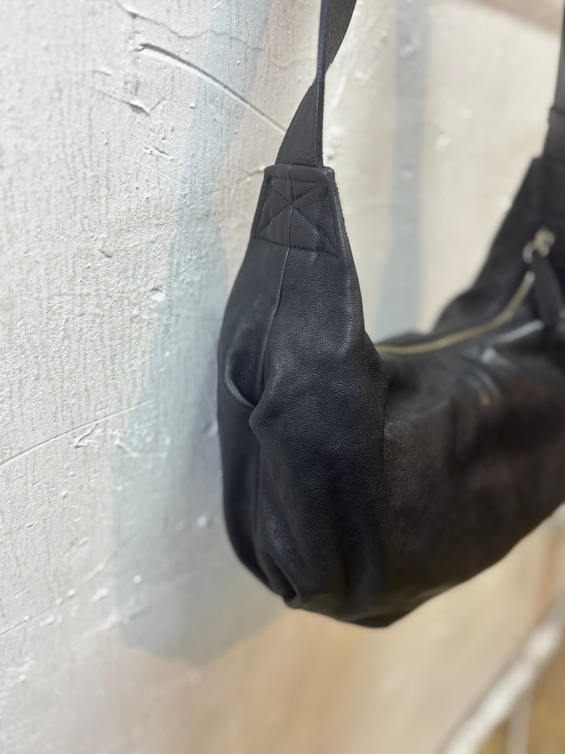 bucks & leather 미니멀 레더 반달 호보백  상품이미지5