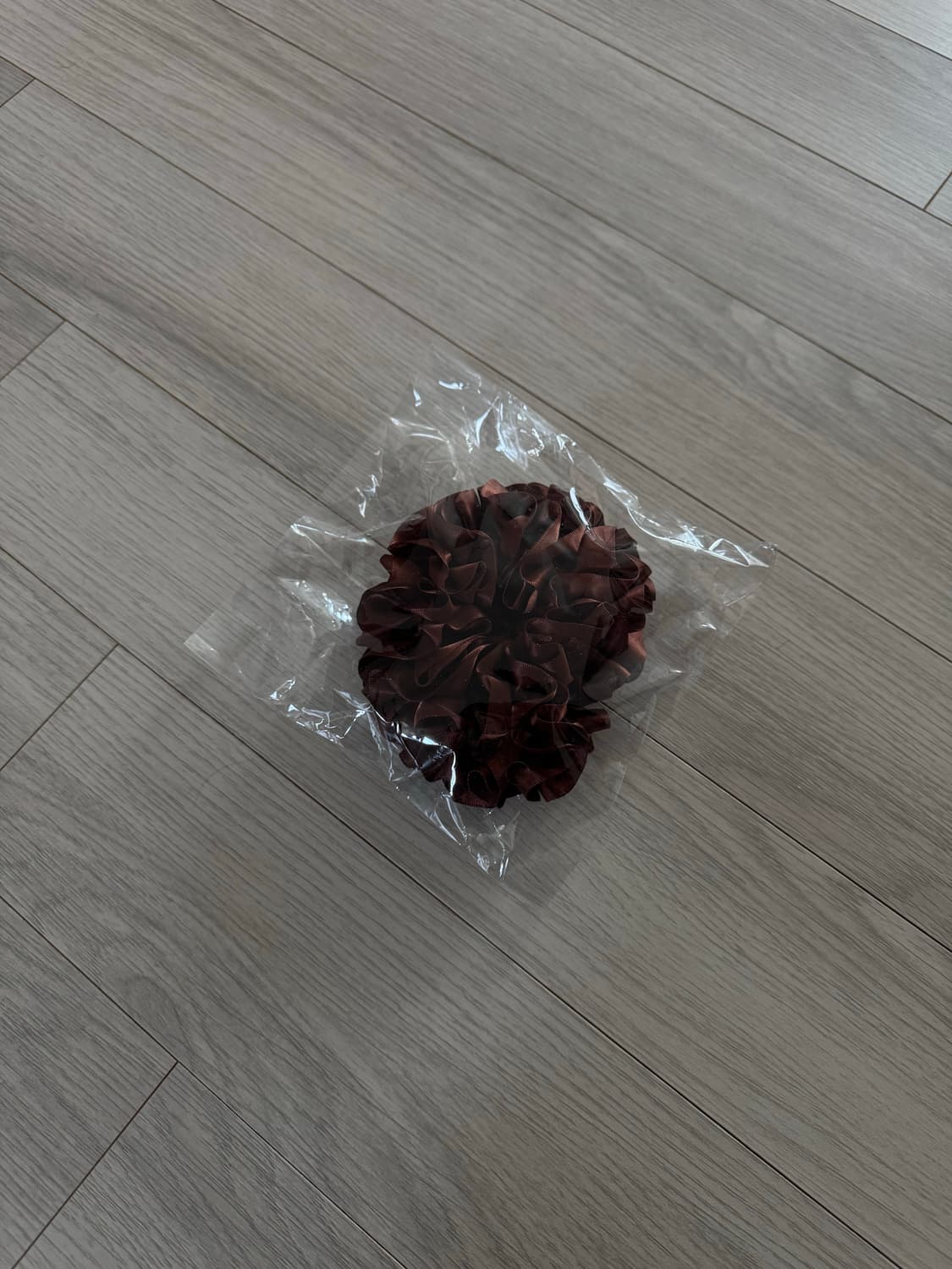 마리암 나시르 자데 카네이션 실크 스크런치 상품이미지4