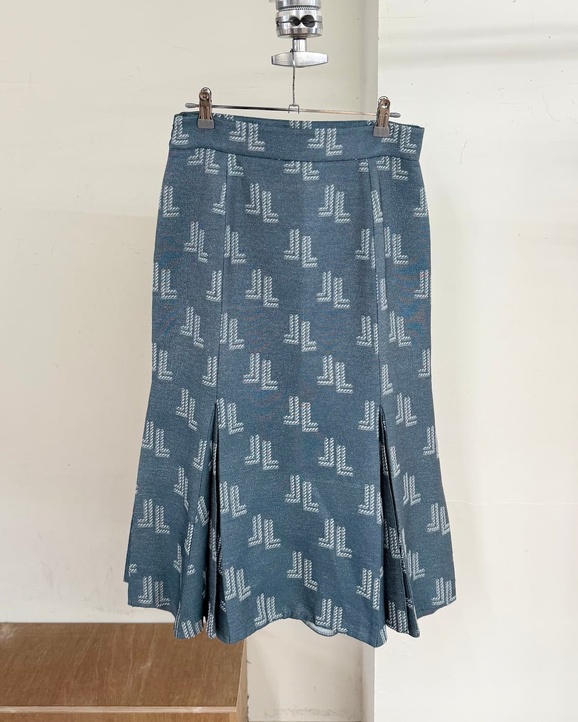 랑방 블루 로고 핀턱 미디스커트 상품이미지4