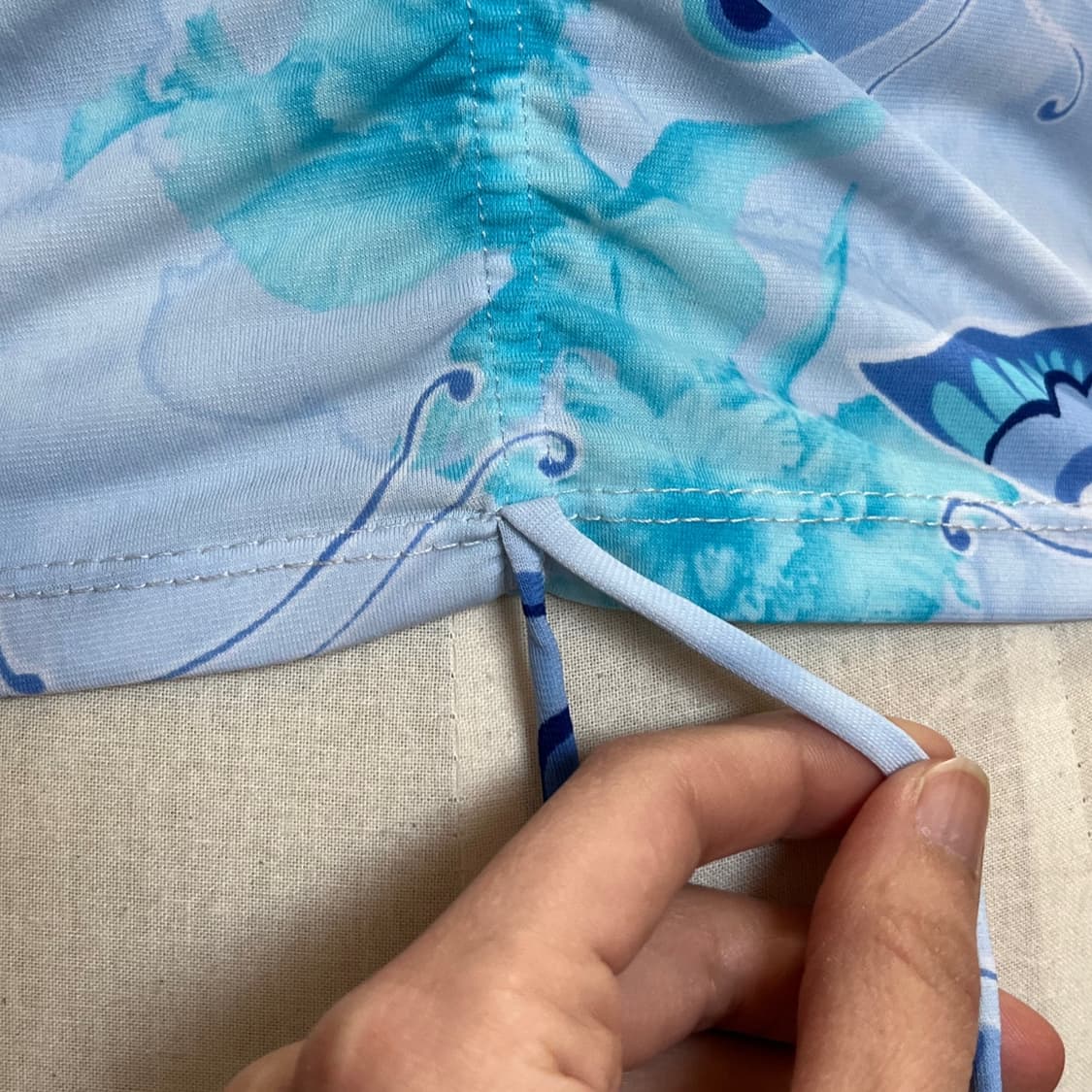 핀터깔 나비 패턴 셔링 슬리브리스 블라우스 상품이미지5